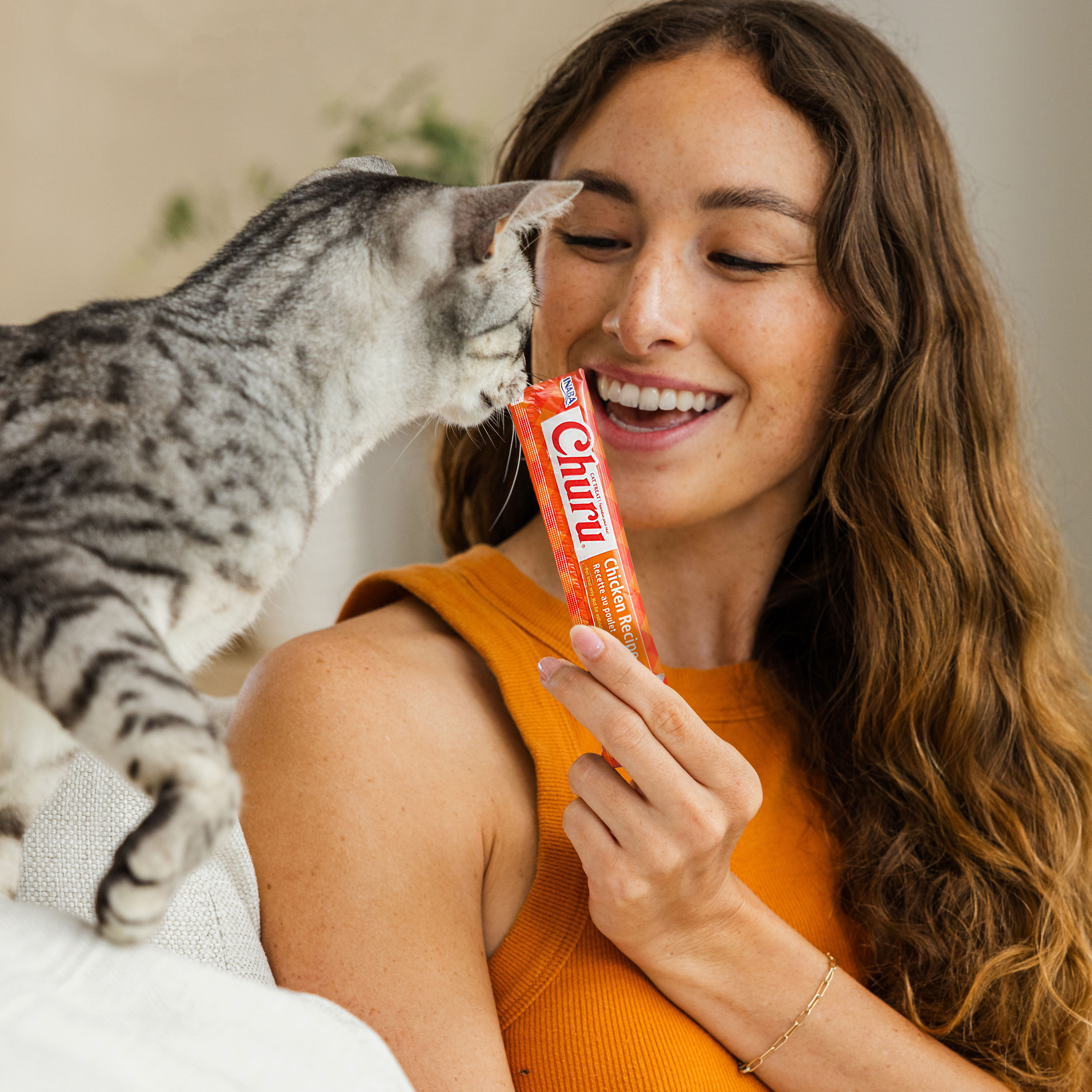 INABA Churu Gâteries pour Chats, Purée Crémeuse à Lécher Sans Grains avec Vitamine E - Recette au Thon, 4 tubes