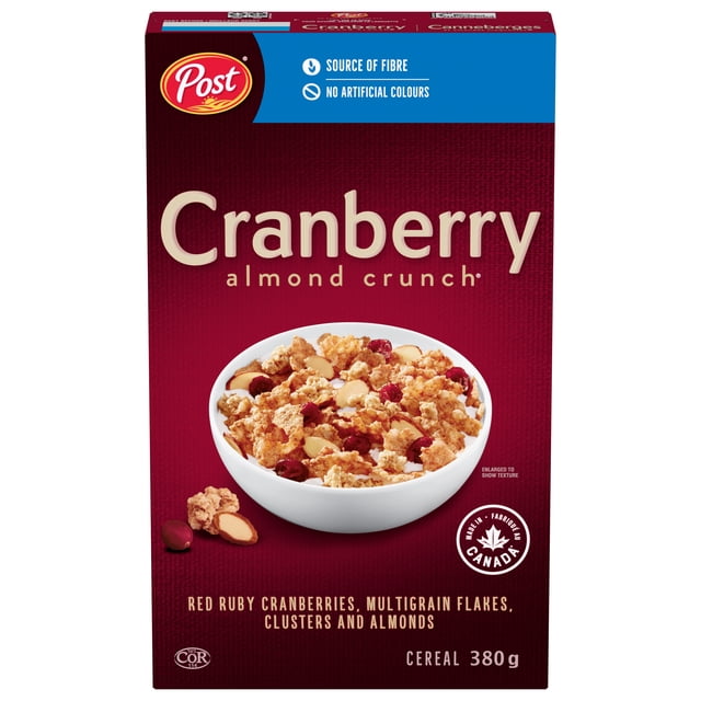 Post Cranberry Almond Crunch Boîte de Céréales Format Détail avec Vue de devant d'Un Bol Blanc Rempli de Flocons Multigrains, de Grappes, d'Amandes Tranchées et de Canneberges Rubis Rouges sur un Fond Rouge Foncé Texturé, Mettant en Valeur Sa source de Fibres, Sans Colorants Artificiels, et Poids de 380 g.