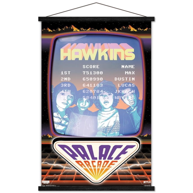 Netflix Stranger Things : Saison 2 - Affiche Murale d'Arcade Palace, 22,375 Po x 34 Po Représentant un Écran de Jeu d'Arcade Rétro avec le Mot HAWKINS en Grandes Lettres 3D Jaunes et Roses, un Tableau de Classement des Meilleurs Scores Mettant en Vedette Max, Dustin et Lucas, et un logo d'Arcade Palace en Violet et orange en Dessous, sur Fond Noir avec des silhouettes de Montagne orange et un Motif de Grille Lumineux.