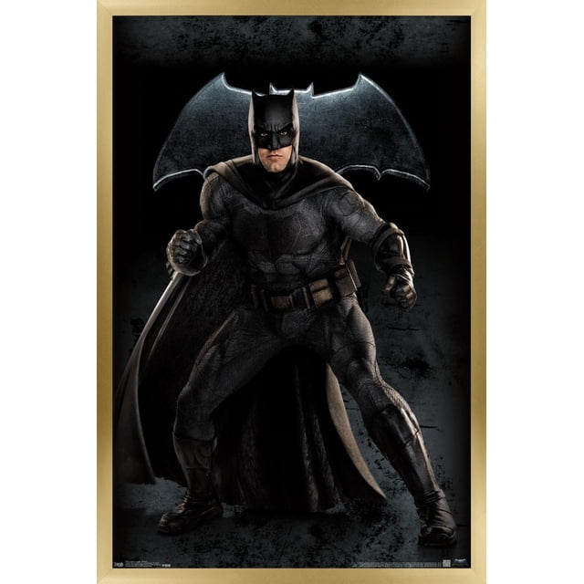 DC Comics Film - La Ligue des Justiciers - Affiche Murale Batman, 14,725 Pouces x 22,375 Pouces Encadrée, Représentant Batman en pose Frontale, Corps Entier, Portant une Tenue Noire Texturée avec cape et Ceinture Utilitaire, sur Fond Sombre avec un Grand Emblème de Chauve-Souris, Convient pour l'Art Mural dans les Chambres, les Bureaux Ou les Événements à Thème.