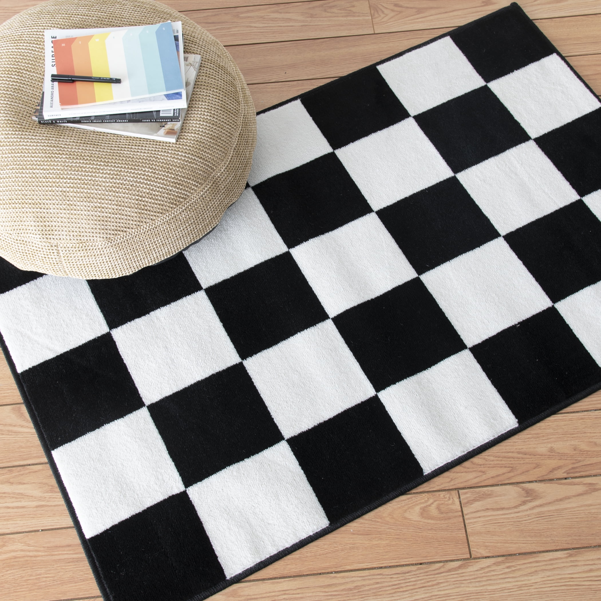 Tapis décoratif Mainstays Kids Checker à poils courts noir et blanc, 90 x 150 cm, recommandé pour le couloir, la chambre, la cuisine et la buanderie.