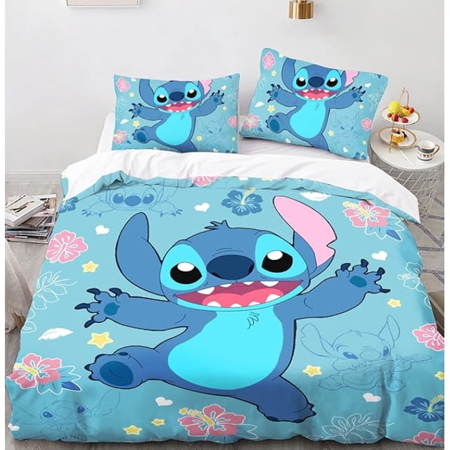 Housse de Couette de Literie Ensemble d'Oreiller Housse de Couette Dessin Animé Simple Double Housse de Couette Garçon Lit Chambre Ensemble Housse de Couette Ensemble d'Oreiller - ZIORGSHF. Cet Ensemble de Literie Présente un design de Dessin Animé Ludique avec un Personnage Animé Bleu Entouré de Motifs Floraux et de Cœurs sur un Fond Bleu Pâle. Fabriqué à Partir de Fibres Chimiques avec un Processus d'Impression Numérique, l'Ensemble Comprend une Housse de Couette en Tailles Allant de 135x200cm à 260x240cm et des Taies d'Oreiller Assorties 50X7