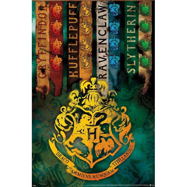 Le Monde des Sorciers : Harry Potter - Affiche Murale des Armoiries de la Maison, 14,725 Po x 22,375 Po Présentant des Bannières Verticales de Gryffondor, Hufflepuff, Ravenclaw et Slytherin House Crests en Rouge, Jaune, Bleu et Vert, avec un Grand Écusson Doré de Poudlard Centré sur un Fond Texturé Vert Foncé. Imprimée sur Papier Lustré, Idéale pour l'Art Mural, les Résidences Étudiantes Ou la Déco de Bureau.