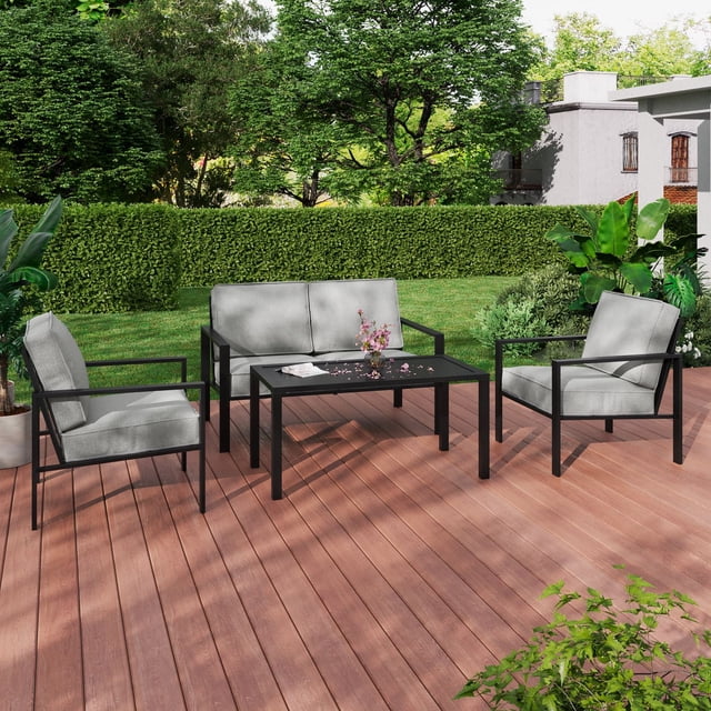 Mainstays Cobble Hill Ensemble de Conversation Extérieur en Acier de 4 Pcs avec Coussins Gris, Comprenant un Plateau à Lattes en Acier, Deux Fauteuils et un Causeuse avec Coussins Résistants aux UV et à la Décoloration, Disposé sur une Terrasse en Bois avec Haies Vertes et Arbres, Convient aux Meubles de Terrasse Extérieurs et aux Sièges Décontractés.