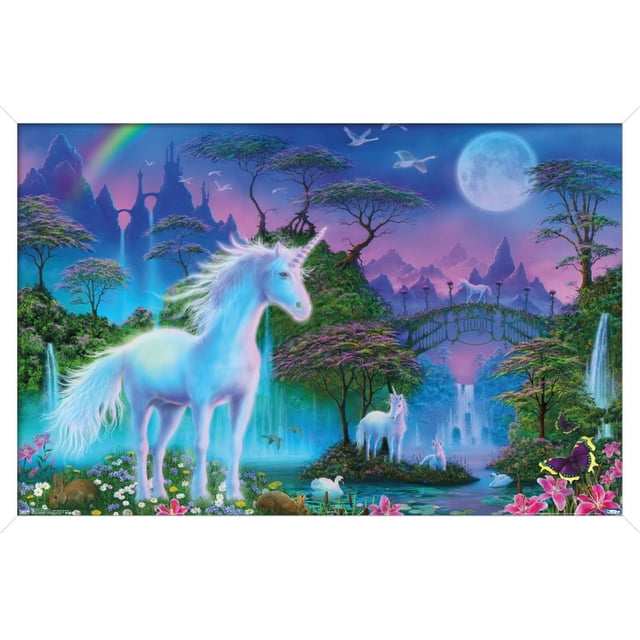 Affiche Murale de Prairie des Licornes, 22,375 Po x 34 Po Représente une Scène Fantastique avec une Grande Licorne Blanche Se Tenant dans un Prairie de Fleurs et de Lapins, Entourée de Grands Arbres, de Cascades et d'Une Pleine Lune dans un Ciel Violet-Bleu. Deux Petites Licornes Se Trouvent Près d'Un Pont de Pierre au-Dessus d'Un Étang avec des Cygnes, des Oiseaux Volent au-Dessus, et un Papillon Se Repose sur des Fleurs Roses, Convient