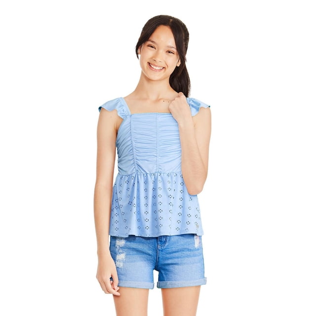 Justice Haut Babydoll à Oeillets pour Filles, Bleu Pâle, avec Encolure Carrée Élastiquée, Manches cap, Fronces à l'Avant, Ceinture Froncée et Détails à Oeillets, Assorti à des shorts en denim Roulés, Idéal pour les Tenues Décontractées et les Sorties au Centre Commercial.