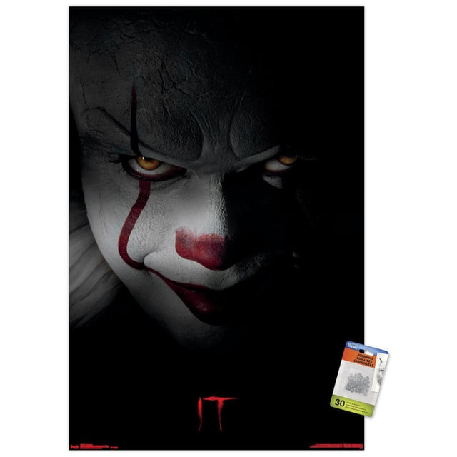 IT - Pennywise Affiche Murale, 22,375 Po x 34 Po, Affiche Encadrée Noire avec Fond Sombre et logo « IT » Rouge Centré Près du Bas, Comprenant un Petit Lot de 30 Épingles Transparentes Fixées dans le Coin Inférieur Droit, Convient à la Déco Maison et aux Oeuvres Murales.