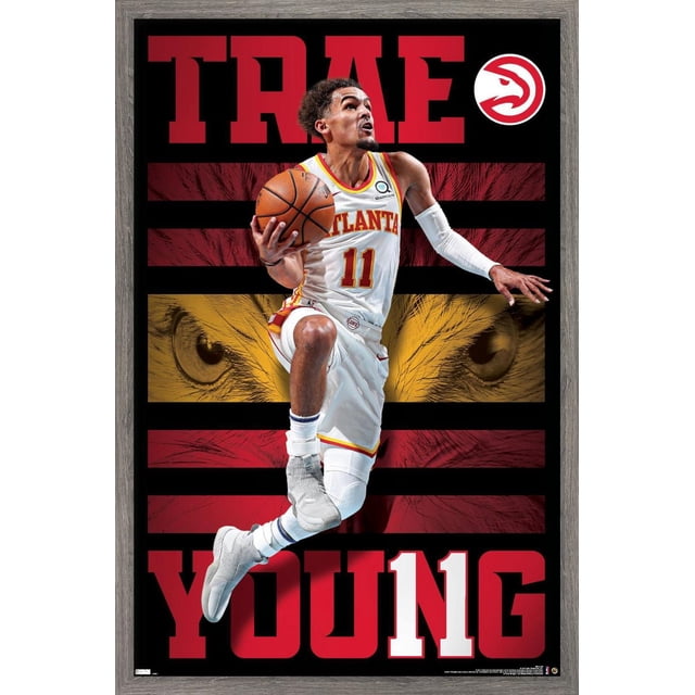 NBA Atlanta Hawks - Trae Young 20 Affiche Murale, 22,375 Pouces x 34 Pouces Encadrée Montrant Trae Young en Blanc Atlanta Hawks Chandail Numéro 11 Tenant un Ballon de basketball en l'Air sur un Fond Rayé Noir et Rouge avec Grand Texte Rouge « Trae Young » et un Graphique Oeil de Faucon, Idéale pour la Déco de Chambre à Thème Sportif Ou les Murs de Bureau.