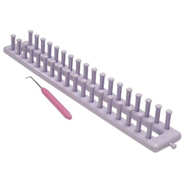 CRAFTING ESSENTIALS Long Knitting Loom Ensemble 41 cm (16) avec Crochet et Aiguille Comprenant un Métier à Tisser en Plastique Léger Violet Pâle avec 28 Chevilles à Espacement Uniforme et un Crochet Ergonomique en Fil Rose, Conçu pour des Projets de Tricot Plats Ou Tubulaires Conviviaux pour Débutants comme des Écharpes et des Châles, Convient Aussi à l'Artisanat portable.