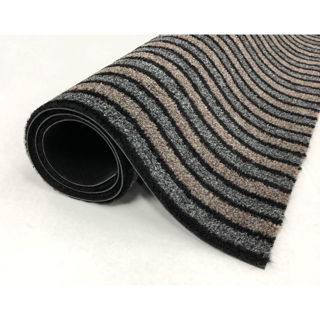 Tapis Sani Enroulé sur une surface Blanche avec une surface Texturée Antimicrobienne Rayée Grise, Noire et Brune, Conçu comme un Tapis de Gril durable Intérieur/extérieur Idéal pour Outils et Accessoires de BBQ.