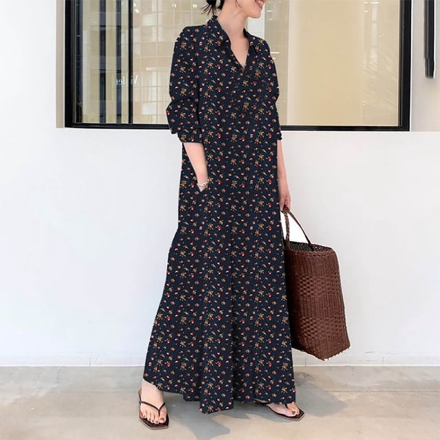 Meichang Robes-Chemises pour Femmes en Coton et Lin à Imprimé Floral, Robes Maxi Boutonnées à Manches Longues avec Col à Revers, Coupe Ample, Grande Taille, Robes-Chemises avec 2 Poches Bleu XXXXXL. une Robe Maxi Florale Bleu Foncé à Manches Longues, Col à Revers et devant Boutonné. Conçue pour les Femmes de Grande Taille, Elle Comprend Deux Poches Latérales et Est Style Décontracté avec des Tongs et un Sac Fourre-Tout Tissé, Idéale pour les occasions Formelles Ou Décontractées.