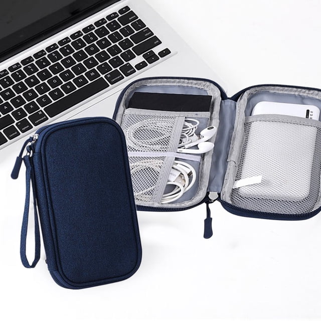 Vaidha Sac de Rangement pour Accessoires Numériques de Couleur Marine, Conçu pour Organiser les Banques d'Alimentation, les Clés USB, les Écouteurs et les Câbles de Données. Comprend des Compartiments à Plusieurs Couches, des Poches en Maille Protectrices, un design en sandwich pour Prévenir les Égratignures et une Fermeture Éclair Métallique Lisse. Fait de polyester Imperméable, Mesure 19x11x3,5 cm et Est Idéal pour les Accessoires de Disque Dur et le Rangement portable.