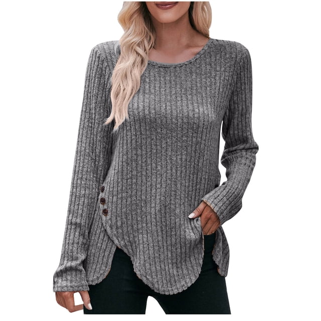 Timegard Hauts pour Femmes à Côtes à Manches Longues à Encolure Dégagée, Chandail Boutonné d'Automne Décontracté et Ample en Gris. le Haut de Taille Moyenne Présente une texture Côtelée, une Encolure Dégagée et des Manches Longues. Il a un Ourlet Arrondi avec des Boutons Décoratifs sur le Côté, Offrant une Coupe Décontractée et Stylée. Convient à Superposer avec des cardigans Ou des Vestes, et s'Agence Bien avec des jeans Ou des leggings pour un Style Décontracté.