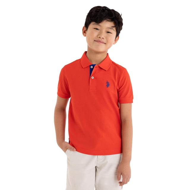U.S. Polo Assn. Chemise à Manches Courtes pour Garçon Polo en Rouge Vif avec un logo Brodé Bleu Marine sur la Poitrine Gauche, Col Rabattable et Patte de Boutonnage Bleue Contrastante à Deux Boutons, Coupe Décontractée et Manches Courtes, Assortie à des shorts Beiges Idéale pour l'École Ou le Jeu.