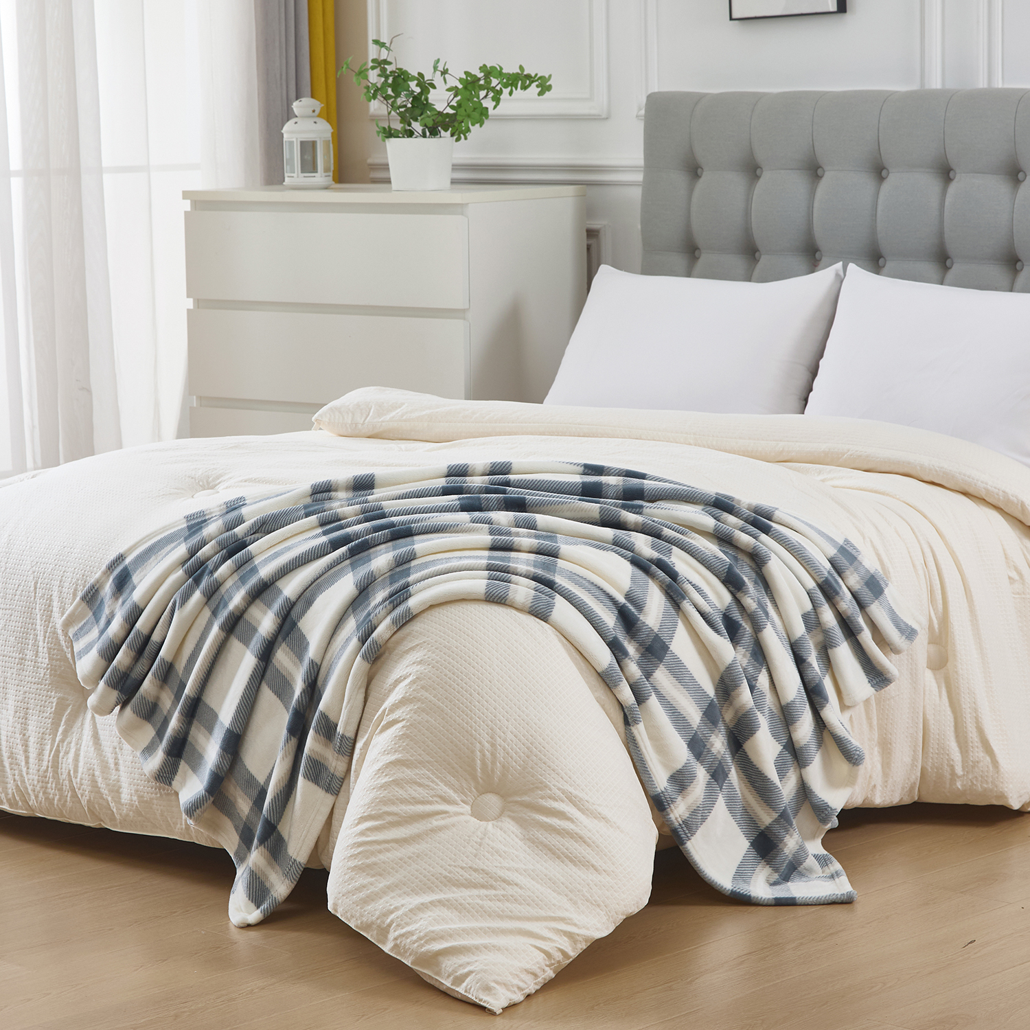 Mainstays velvet plush throw,size 50X60",plaid print pattern.