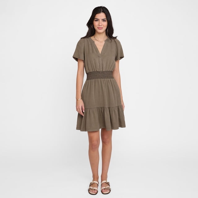 Devoted Women's, Robe Smockée en Tencel Tailles TP-TG Vert olive avec Encolure en V, Manches Courtes, Ceinture Smockée et Jupe à Volants au-Dessus du Genou, Assortie à des Sandales Plates Beiges sur Fond Blanc, Idéale pour les Journées Chaudes et les Tenues Décontractées.
