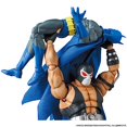 thumbnail image 2 of Batman : Knightfall – Batman (Croisé Chevalier) MAFEX Figurine d'Action, 2 of 15