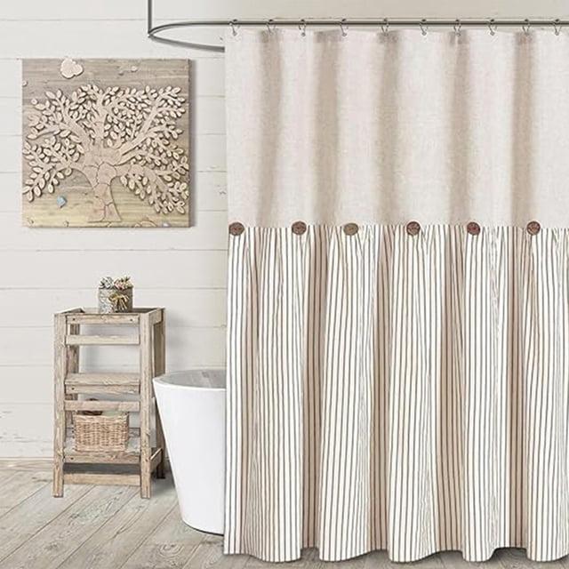 Dvkptbk Rideau de Douche en Lin à Boutons, Rideau de Douche Style Ferme pour Salles de Bain. le Rideau Présente un Tissu Doux et Épais avec un design patchwork Accentué de Boutons et une section Inférieure Rayée. Fabriqué à Partir d'Un Mélange de polyester, Rayonne, Coton et spandex, Il Est Imperméable, Léger et Lavable à la machine. le Rideau Est Montré Suspendu sur une Tringle de Douche Courbée dans un Décor Rustique de Salle de Bain avec un Tabouret en Bois, une Pièce Murale Décorative et une Baignoire Autoportante.