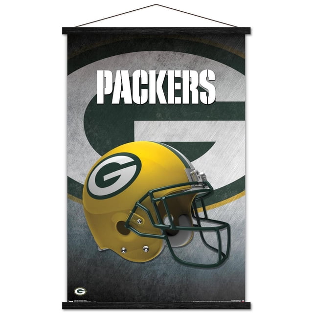 NFL Green Bay Packers - Affiche Murale de Casque 16, 22,375 Po x 34 Po Encadrée Montrant un Casque de football Jaune Orienté vers l'Avant avec un Masque Vert et le logo « g » Packers sur le Côté, sur Fond de Grand logo Packers Délavé avec « Packers » en Lettres Blanches Audacieuses au-Dessus, Convient à la Déco de la Maison et à l'Art Mural pour Chambre de fan.
