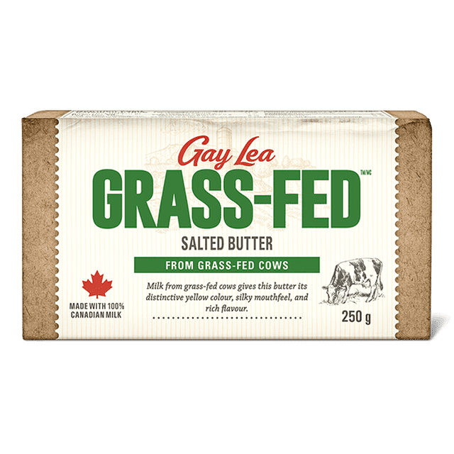 Sel Nourri à l'Herbe BUTR Gay Lea Bloc de 250 g de Beurre Salé Fait à Partir de Lait de Vache Nourri à l'Herbe 100 % Canadien, Présentant une Couleur Jaune Distincte et une Riche Saveur, Emballé dans un Papier beige et Brun avec Texte Vert et Rouge.