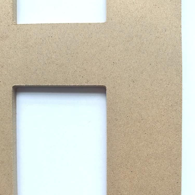 Lettre H en bois du décor Lerman