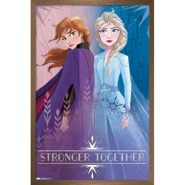 Disney la Reine des Neiges 2 - Affiche Murale des Sœurs, 22,375 Po x 34 Po Encadrée, Représentant Deux Sœurs Stylisées Debout Dos à Dos. l'Une Porte une Cape Violette avec des motifs Complexes et des Cheveux Rouges Fluides, l'Autre une Robe Bleu Pâle Étincelante avec des Détails de Flocons de Neige et une Longue Tresse. l'Arrière-plan Présente des Teintes Roses et Bleues avec des Flocons de Neige et des motifs Géométriques. l'Expression « Plus Forts Ensemble » Est