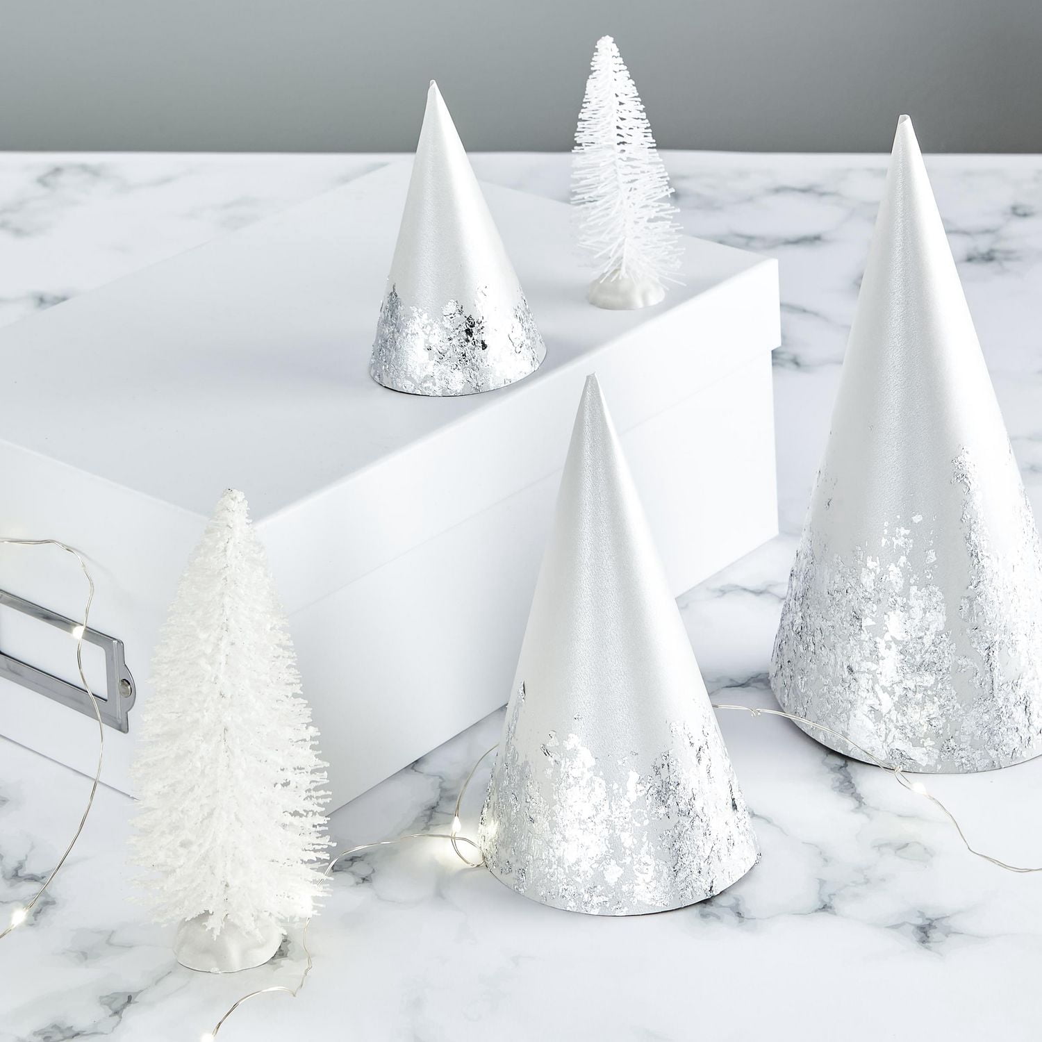 Papier cartonné métallisé blanc argent Neenah Astrodesigns, 8,5 po x 11 po, 65 lb, 50 feuilles