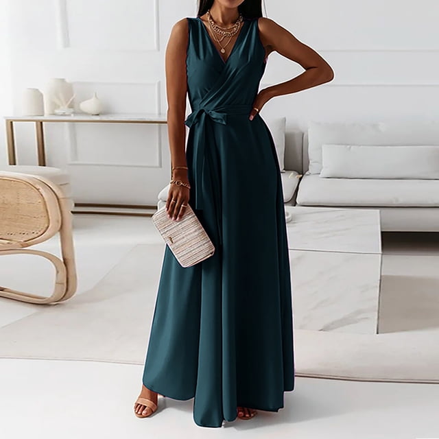 Fankiway Mode Femmes Été Décontracté Uni Col en V Sans Manches Robe Longue en Sarcelle Foncé, Idéale pour les occasions Décontractées Ou à la Plage. la Robe Longueur Cheville Présente un design Sans Manches, un Col en V Style Portefeuille et un Détail de Taille Nouée. le Modèle Est Accessoirisé avec des Colliers Superposés, une Pochette Tissée et des Sandales à Bout Ouvert, Debout dans un Décor de Salon Moderne Minimaliste avec un Mobilier Ton Neutre.