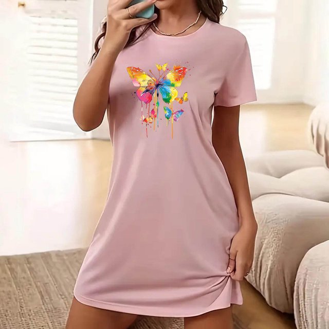 Chemises de Nuit pour Femmes, Chemise de Nuit Courte Surdimensionnée pour Femmes Mode à Imprimé Poitrine, Robe de Nuit à Manches Courtes de Couleur Rose Doux. Présente un Imprimé Papillons vibrant sur la Poitrine, des Manches Courtes et une Encolure Ronde. Fabriquée en Tissu Léger de polyester et spandex, Idéale pour les Vêtements de Nuit Ou de Détente pour Femmes. Exposée dans un Cadre de Chambre Douillet.