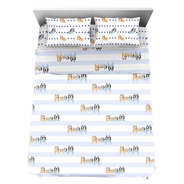 Bluey In the Dream Ensemble de Draps Complet 4 Pcs avec Drap-Housse, Drap Plat et Deux Taies d'Oreiller Mettant en Vedette Bluey et des Personnages Bingo en orange, Bleu et Noir sur des Rayures Blanches et Bleu Pâle, avec des Motifs d'Étoiles Bleues sur les Taies d'Oreiller. Fait de 100 % polyester, Doux et Lavable à la machine, Convient à la Literie pour Enfants.