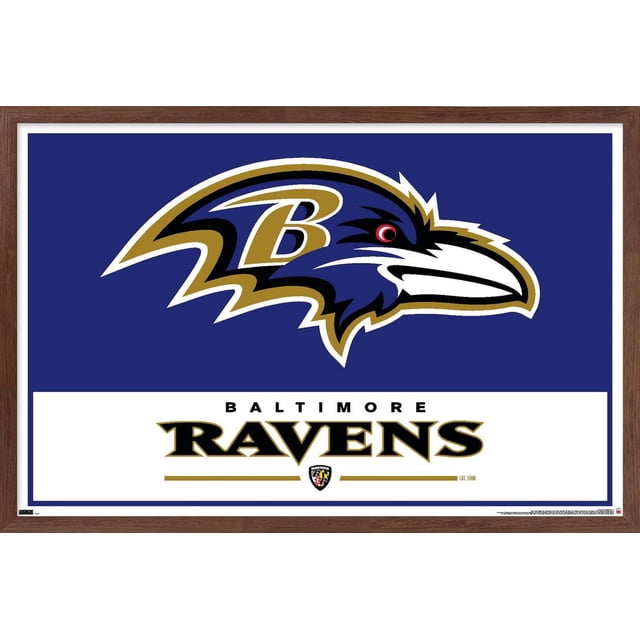 NFL Baltimore Ravens - Affiche Murale Logo 21, 22,375 Po x 34 Po Encadrée, Affichant un Logo des Baltimore Ravens Centré avec une Tête de Corbeau Stylisée en Violet, Noir, Or et Blanc sur un Fond Bleu Foncé au-Dessus du Texte « Baltimore Ravens » en Noir et Or sur Blanc, Présentant un Petit Écusson d'Équipe et « EST. 1996 » au Bas, Convient à l'Art Mural et à la Déco Intérieure.