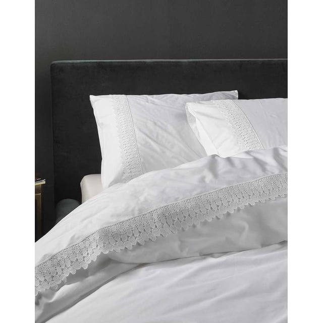Essenza Ensembles de Housse de Couette et de Taies d'Oreiller en Blanc avec Délicate Bordure en Dentelle, Faits de Coton Peigné 100 %, Dotés d'Un Tissage percale Net et Respirant et d'Une Fermeture à Boutons, Exposés sur un Lit avec une Tête de Lit Rembourrée Sombre, Idéal pour une Retraite de Chambre Fraîche et Confortable.