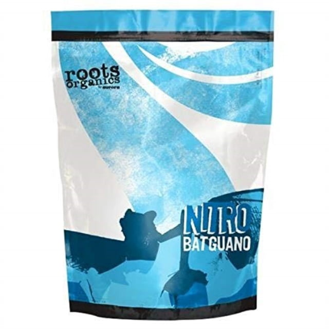 Roots Organics Engrais Nitro Bat Guano, Emballage de 3 Livres, Comprenant un Sac Refermable Bleu et Blanc avec un Texte Audacieux « Nitro Bat Guano ». Cet Engrais Est une Riche source d'Azote, de Phosphore et de calcium, Conçu pour Favoriser une Croissance Vigoureuse des Plantes. le Produit Est Soigneusement Traité pour une Utilisation Facile et Récolté avec des Méthodes Adaptées aux Chauves-Souris.