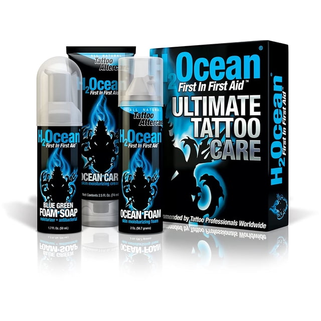 H2Ocean Trousse Ultime de Soins pour Tatouage, 6,2 Onces, Trousse de Suivi pour Tatouage avec un Système en 3 Étapes. Comprend un Savon Moussant Bleu-Vert à Base d'Eau et Sans Pétrole, une Crème Hydratante et une Carte de Pointe de Suivi. Emballée dans des Contenants Noirs avec des Graphiques de Flammes Bleues et une Image de Marque Audacieuse.