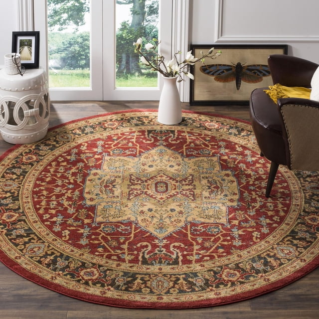 Safavieh Mahal Tapis Traditionnel Trecia, Rond avec motifs Persans Classiques en beige, Rouge et Vert Foncé, construction en Polypropylène Tissé Mécaniquement pour la Durabilité dans les Zones à Fort Passage, Exposé sur Plancher de Bois Franc avec un vase de Fleurs Blanc et un Fauteuil Brun, Convient pour Ajouter une Élégance Traditionnelle aux Salons Ou aux Entrées.