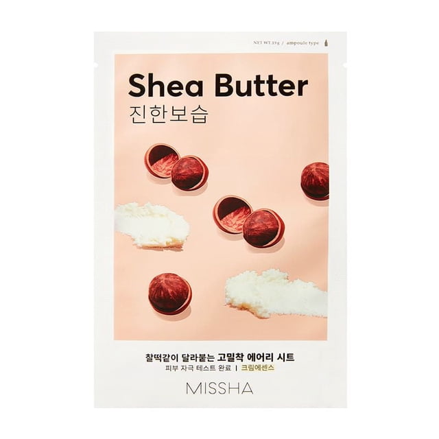 MISSHA Airy Fit Masque en Feuille au Beurre de Karité Montrant un Fond de Pêche avec des Noix de Karité Entières et Coupées en Deux et des Morceaux de Beurre de Karité Blanc, Mettant en Valeur Son Ingrédient Hydratant au Beurre de Karité et Feuille Mince 100 % d'Origine Naturelle Écologique pour Soins de la Peau Sèche.
