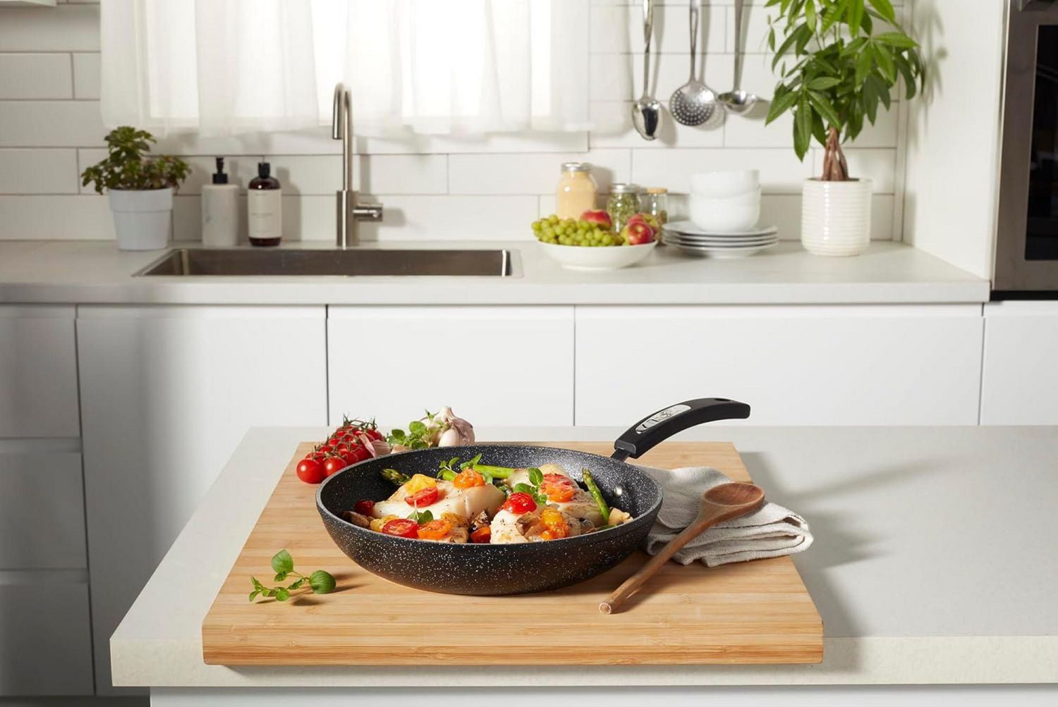 Starfrit The Rock Poêle 24cm (9,5"), Antiadhésive Ultra Durable, Aluminium Forgé, Surface Rock.Tec, Résistante Aux Rayures, Compatible Lave-Vaisselle, Noire