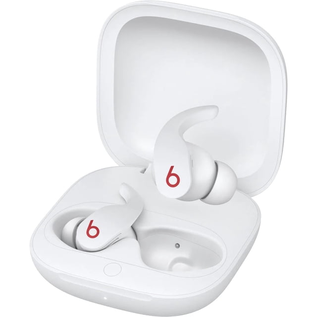 Écouteurs Intra-Auriculaires True Wireless à Réduction de Bruit Remis à Neuf Beats by Dr. Dre Fit Pro Blancs, Affichés dans une Étui de Recharge Ouverte. les Écouteurs Offrent un Ajustement Sécurisé avec des Embouts Ailés et le logo Rouge Emblématique Beats. Idéal pour les Modes de Vie Actifs, Ils Incluent la Réduction de Bruit active Adaptative (ANC), le mode Transparence, l'Audio Spatial avec Suivi Dynamique de la Tête et la Commodité Sans Fil.