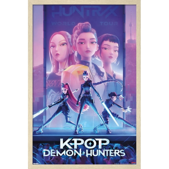 Netflix KPop Demon Hunters (2025) - Affiche Murale sur une Feuille, 22,375 Pouces x 34 Pouces Encadrée, Représente Trois Chasseuses Futuristes de Démons en poses de combat Tenant des Épées Lumineuses et des Armes sur une Scène avec un Grand Panneau d'Affichage Numérique derrière Elles Affichant « Huntrax WORLD TOUR », Ensemble contre une skyline de Ville au Crépuscule, Imprimé sur Papier Photo art Brillant avec un Cadre en Bois Clair, Convient à la Décoration Murale Contemporaine.