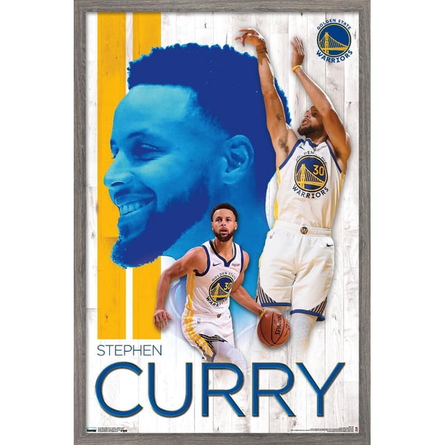 NBA Golden State Warriors - Stephen Curry 19 Affiche Murale, 22,375 Po x 34 Po Encadrée Présentant Deux poses d'Action de Stephen Curry en Chandail Golden State Warriors Blanc Numéro 30, l'Un Dribblant un Ballon de basketball et l'Autre Tirant, sur un Fond en Planches de Bois Blanches avec des Rayures Verticales Jaunes et une Grande silhouette Bleue de Tête de Curry, Encadrée en Bois Gris avec le logo Golden State Warriors dans le Coin Supérieur Droit.