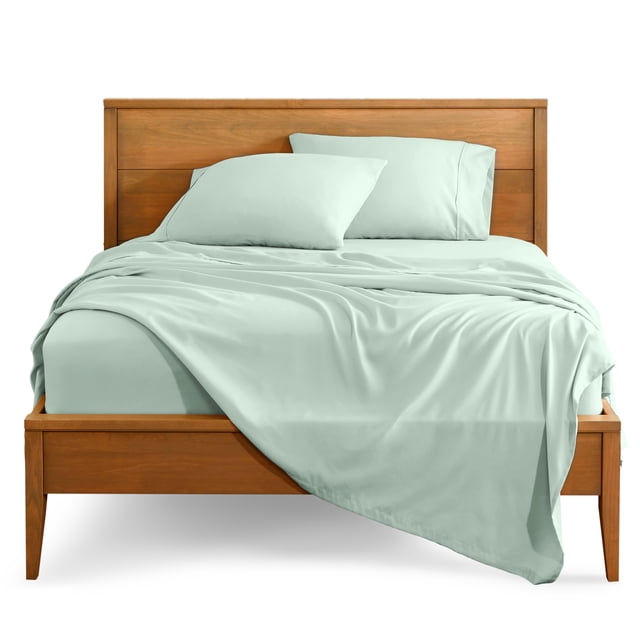 Bare Home Premium 1800 Collection Ensemble de Draps 3 Pcs Format Simple TG, Illustré en Vert Menthe Printanier. l'Ensemble Comprend un Drap-Housse, un Drap Plat et une Taie d'Oreiller, Fabriqué en Microfibre Ultra Douce et Hypoallergénique avec un Nombre de Fils de 1800. le Drap-Housse Présente des Poches Profondes Qui Conviennent aux Matelas jusqu'à 15 Pouces. Affiché sur un Cadre de Lit en Bois dans un Cadre de Chambre Propre et Minimaliste.