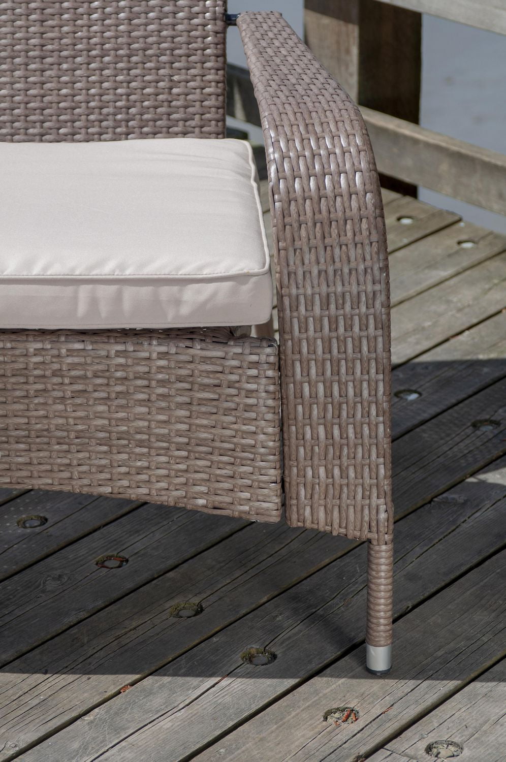 Confortable fauteuil haut Muskoka de Patioflare en osier - osier brun caramel et coussins beiges