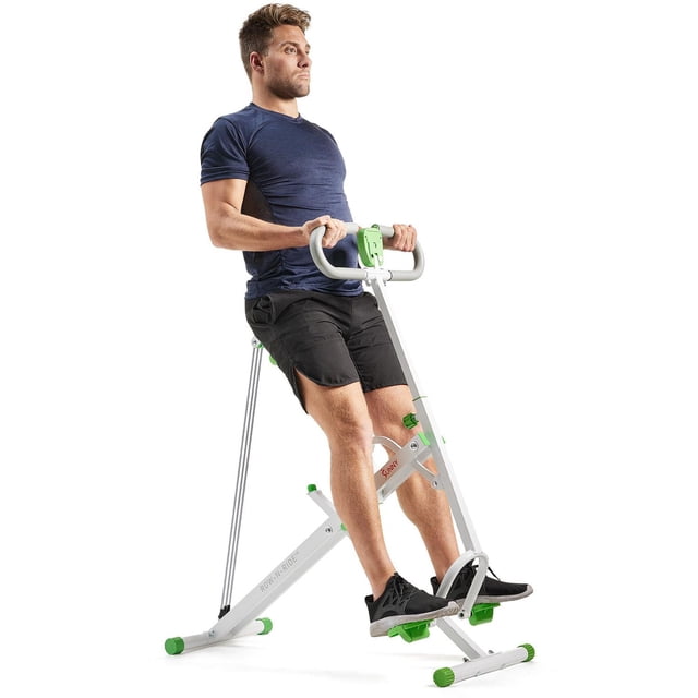 Sunny Health & Fitness Exerciseur Vertical Row-N-RideTM Vert avec un Homme Assis sur la machine à Squats Maison Blanche et Verte, Tenant le Guidon Rembourré et Plaçant les Pieds sur les Pédales, Conçu pour les Entraînements du Bas et du Haut du Corps Composés avec Bandes de Résistance Ajustables.