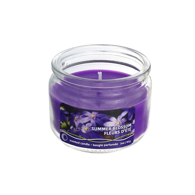 Pot en Verre Parfumé de 3 Oz avec Couvercle (Fleur d'Été) Montrant une Petite Bougie en Cire Violette dans un Pot en Verre Transparent avec une Mèche Blanche et une Étiquette Présentant des Fleurs Violettes et un Nom de Parfum. Convient à la Déco Maison et à l'Aromathérapie, Vendu en Ensemble de six.
