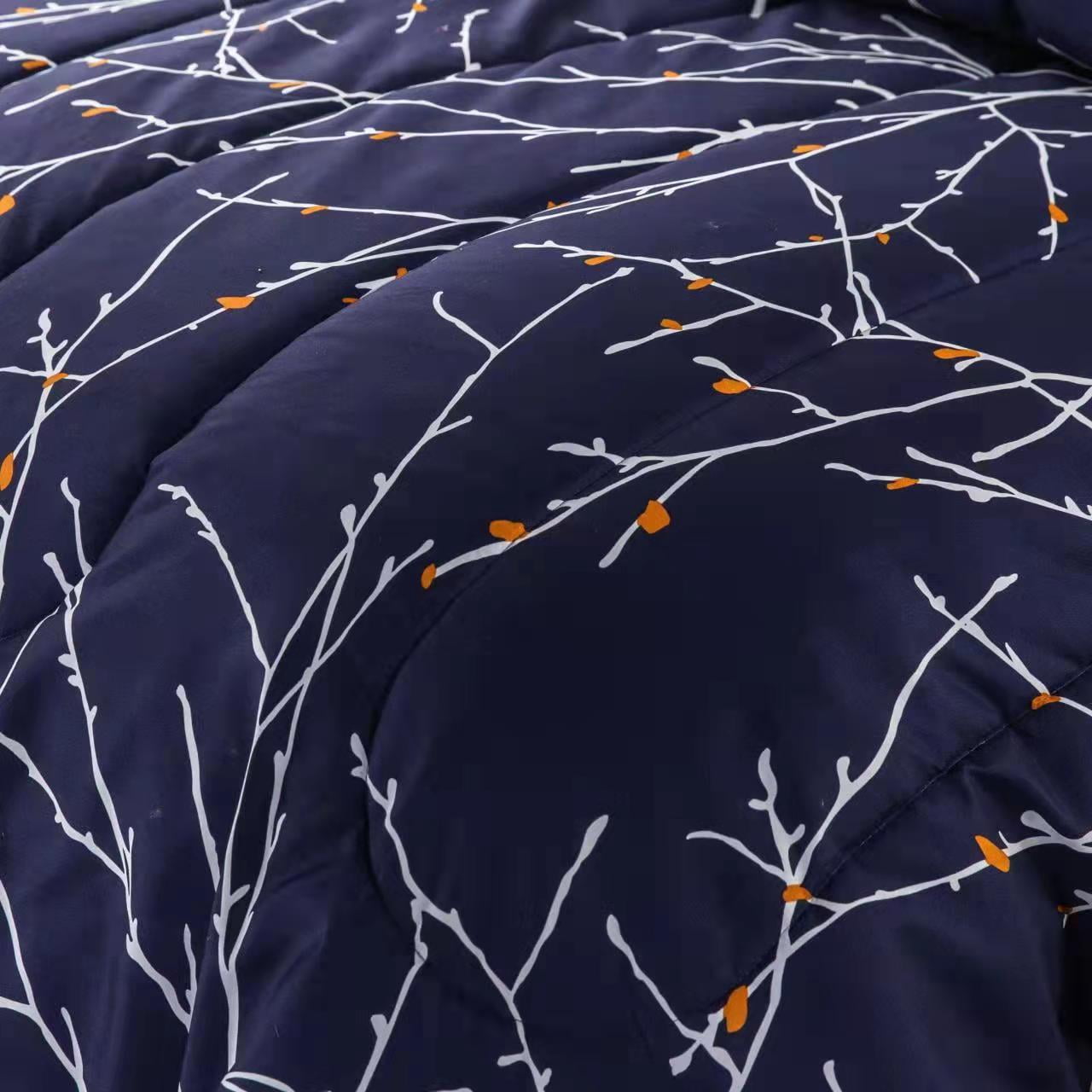 Literie Marina Décoration ultra douce et luxueuse en duvet d'oie, alternative au duvet d'oie, richement imprimée, avec draps et motif de branches bleu marine moderne