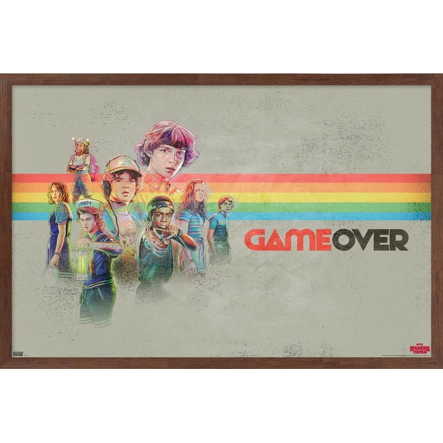 Netflix Stranger Things 3 - Affiche Murale Game Over avec Punaises, 14,725 Po x 22,375 Po, Présentant des Personnages Illustrés de la Série à Gauche avec une Rayure Arc-en-Ciel Horizontale Rétro en Rouge, orange, Jaune, Vert et Bleu derrière, et le Texte « Game Over » en Rouge et Noir à Droite, Imprimé sur Fond Gris Texturé dans un Cadre en Bois Brun, Idéal pour la Déco Murale de Chambre Ou de Bureau.