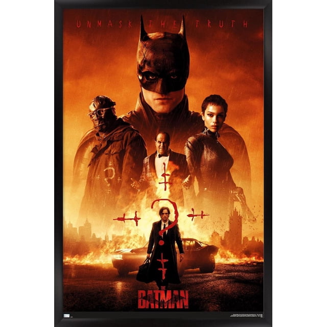 DC Comics Film The Batman - Affiche Murale sur une Feuille, 22,375 Pouces x 34 Pouces Encadrée Présentant une Grande silhouette de Batman avec des Oreilles Pointues sur un Fond orange Ardent. Trois Personnages Se Tiennent devant avec des Points d'Interrogation Rouges et des Symboles Croisés Peints Dessus. un Homme en long Manteau Tenant un Sac Se Tient Près d'Une Voiture en Feu au Bas. le Slogan « Démasque la Vérité » Est en Haut, avec « The Batman » Titre en Rouge Audacieux au Bas,