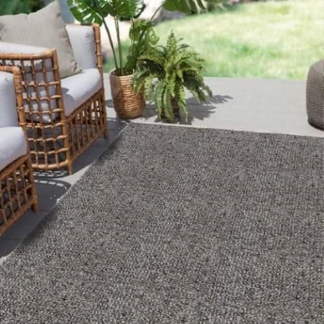 Tapis Terra 9 Pieds X 12 Pieds en Gris Mixte Fait de Fil de polyester Recyclé RPET, Placé sur un patio Extérieur avec Chaises en Rotin et Plantes Vertes, Résistant à l'Eau et aux UV pour Usage Intérieur et Extérieur, Convient Aussi aux patios avec Meubles d'Extérieur.