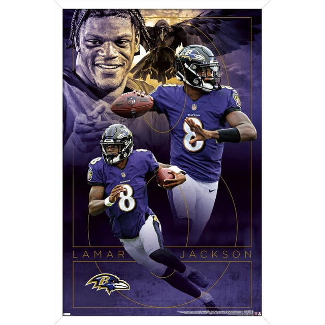 NFL Baltimore Ravens - Lamar Jackson 20 Affiche Murale, 22,375 Po x 34 Po Encadrée Présentant Plusieurs Photos d'Action de Lamar Jackson en Violet, Chandail Numéro 8 des Ravens Tenant un Ballon de football, avec un Grand Graphique de Corbeau et le logo des Baltimore Ravens sur un Fond Texturé Violet Foncé, Convient à la Déco de Chambre de fan de sports.