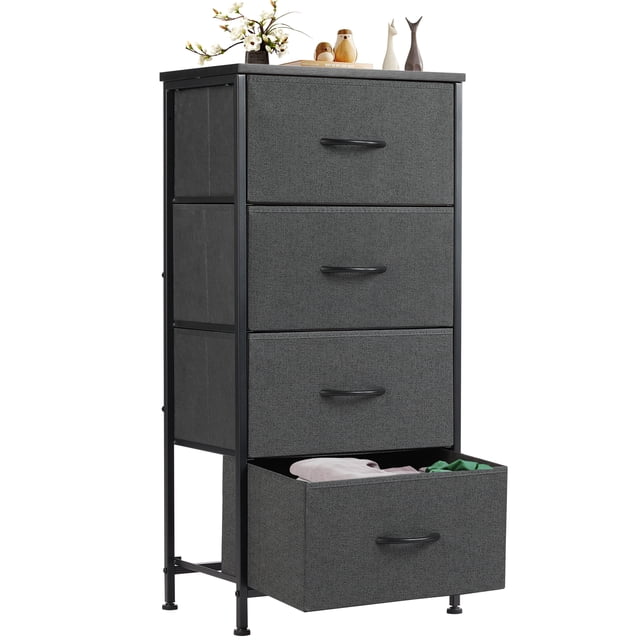 EDX Commode à 4 Tiroirs pour Chambre, un Organisateur de Rangement en Tissu Gris au design Mince. Comprend Quatre Tiroirs Spacieux avec Poignées Noires, Soutenu par un Cadre en Acier Renforcé et des Patins de Pieds Ajustables pour la Stabilité. le Dessus en Bois Offre de l'Espace pour des Articles de Déco comme des vases Ou des photos. Convient aux Chambres Ou aux Salons, Il Offre une solution de Rangement Moderne et Compacte.
